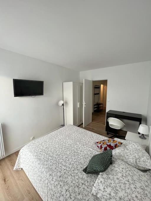 Bed, TV and multimedia, Living room, Bedroom, wardrobe