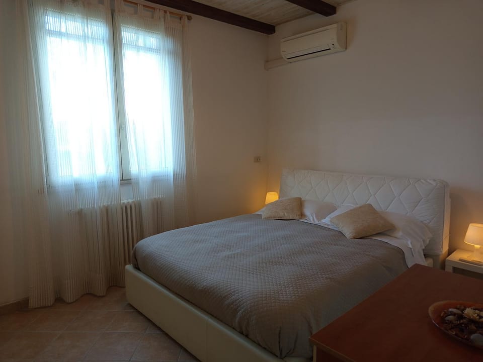 Bed, Photo of the whole room, Bedroom, air conditioner