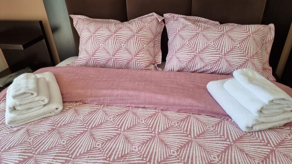 Bed, Bedroom, towels