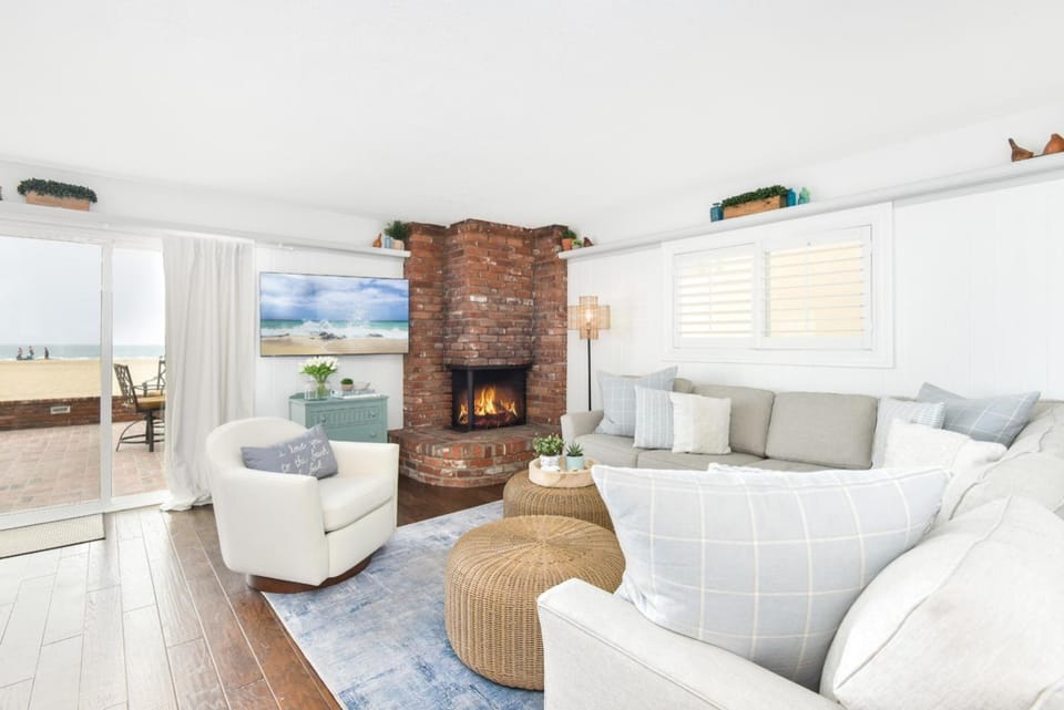 4 Bedroom Oceanfront Home with Giant Patio on the Sand House in Costa Mesa