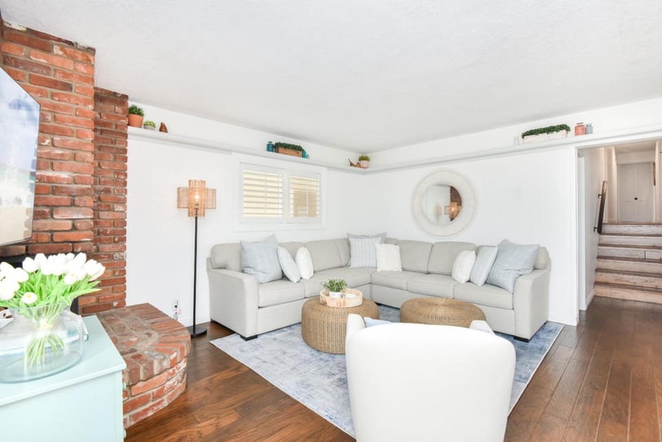 4 Bedroom Oceanfront Home with Giant Patio on the Sand House in Costa Mesa