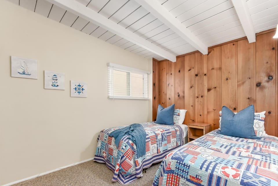 West Newport Duplex on the Sand with Patio-Sleeps 12 House in Costa Mesa