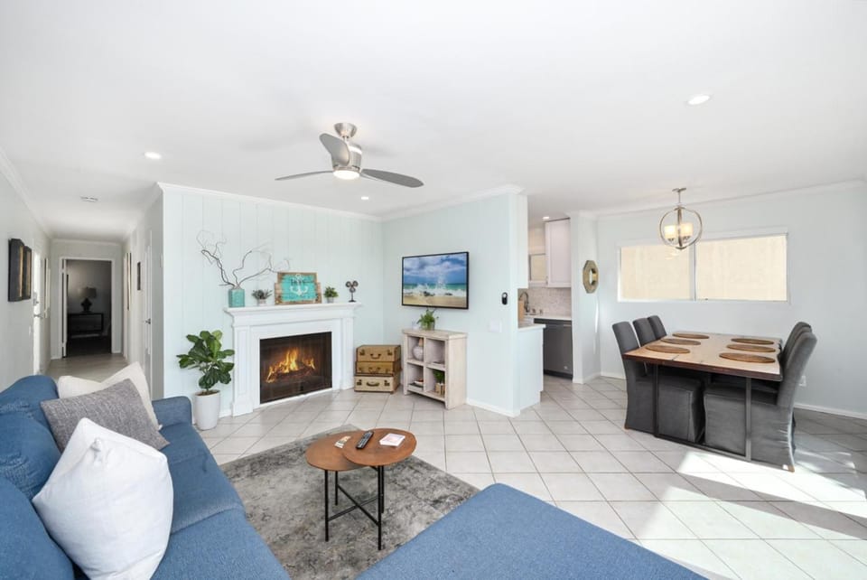 2 Bedroom Oceanfront with Patio on the Boardwalk House in Balboa Peninsula