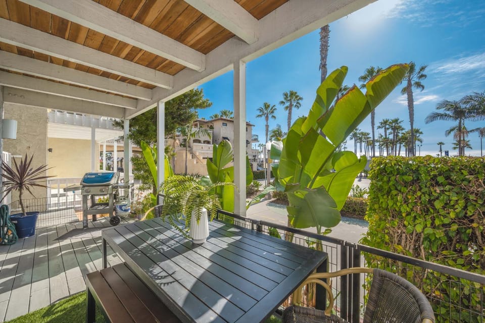 2 Bedroom Oceanfront with Patio on the Boardwalk House in Balboa Peninsula