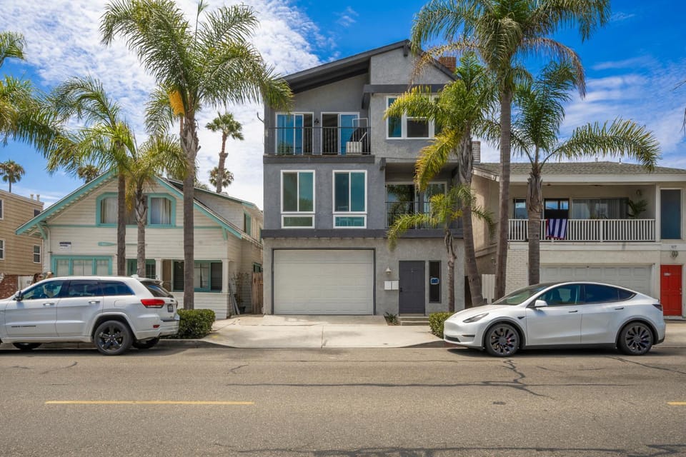 NEW - 3 Bedroom near the Balboa Pier and Fun Zone with AC House in Balboa Peninsula