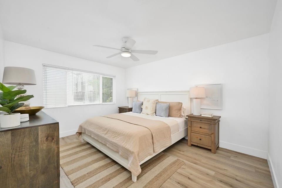 NEW - 3 Bedroom near the Balboa Pier and Fun Zone with AC House in Balboa Peninsula