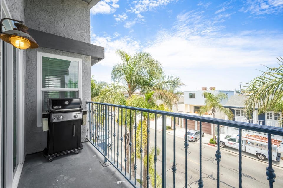 NEW - 3 Bedroom near the Balboa Pier and Fun Zone with AC House in Balboa Peninsula