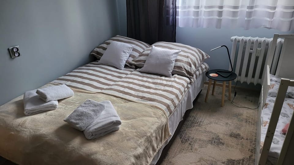 Bedroom, towels