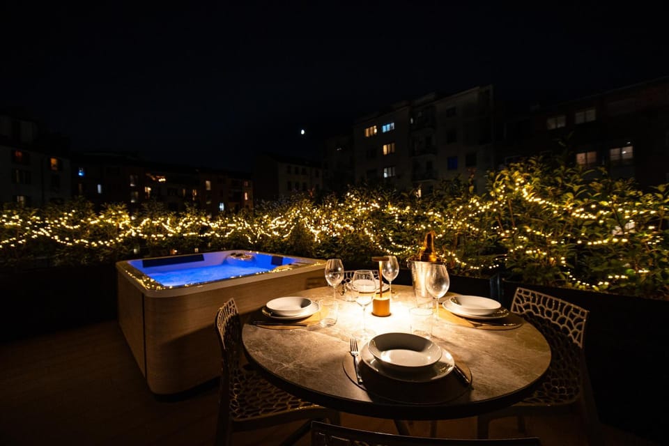 Modigliani Terrace Jacuzzi Golden House Apartment in Milan