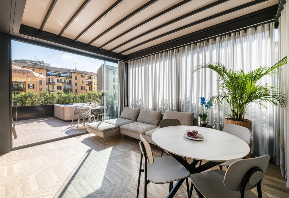Modigliani Terrace Jacuzzi Golden House Apartment in Milan