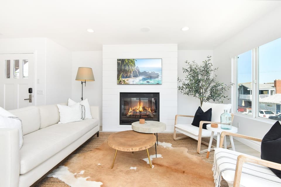 Luxury 3 Bedroom walk to Beach & Pier House in Balboa Peninsula