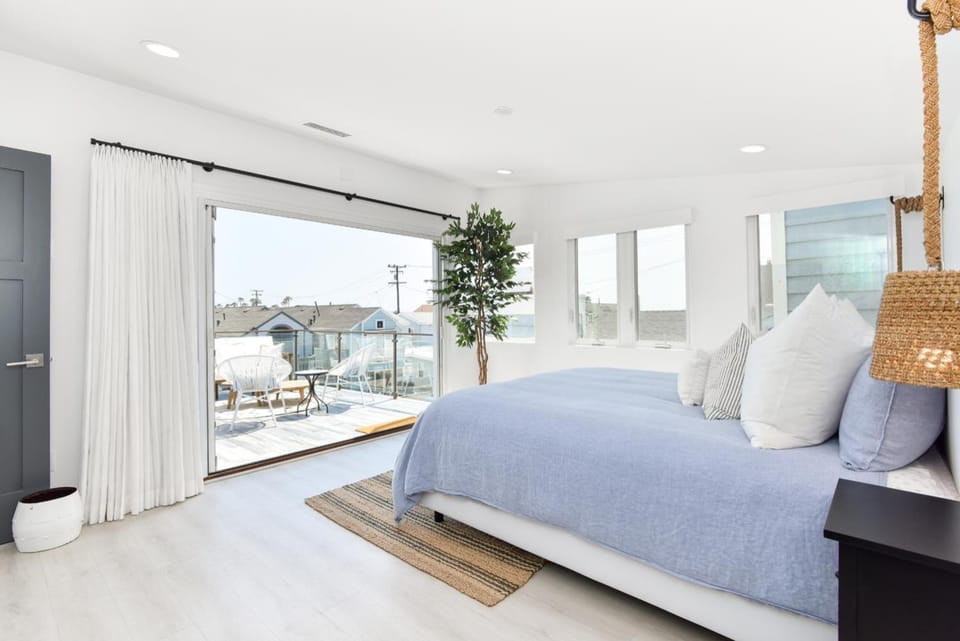 Luxury 3 Bedroom walk to Beach & Pier House in Balboa Peninsula