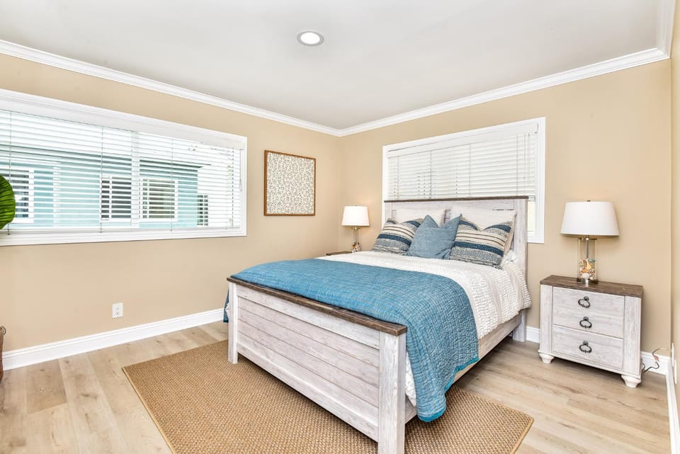 1 House from the Sand with Rooftop Deck on 28th Street House in Balboa Peninsula