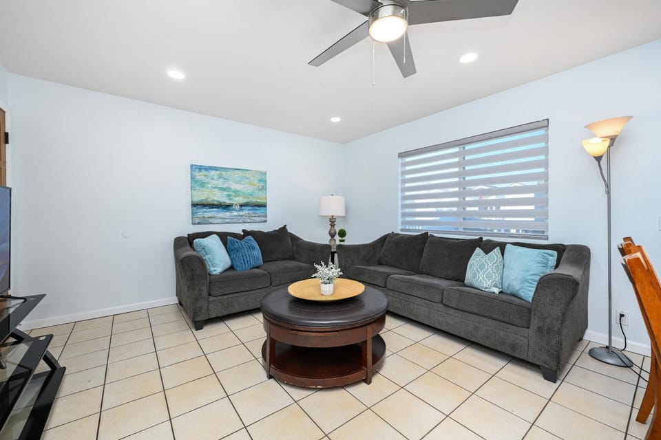 6 Bedroom home located 2 houses in from the Beach House in Balboa Peninsula