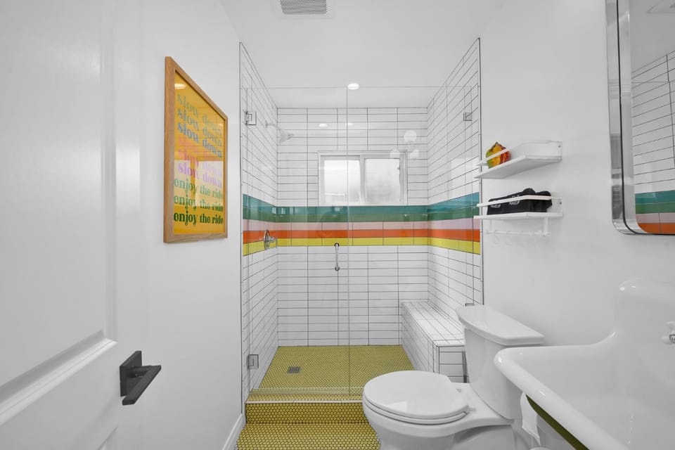 Chic Modern Designed Home with Private Studio House in Newport Beach