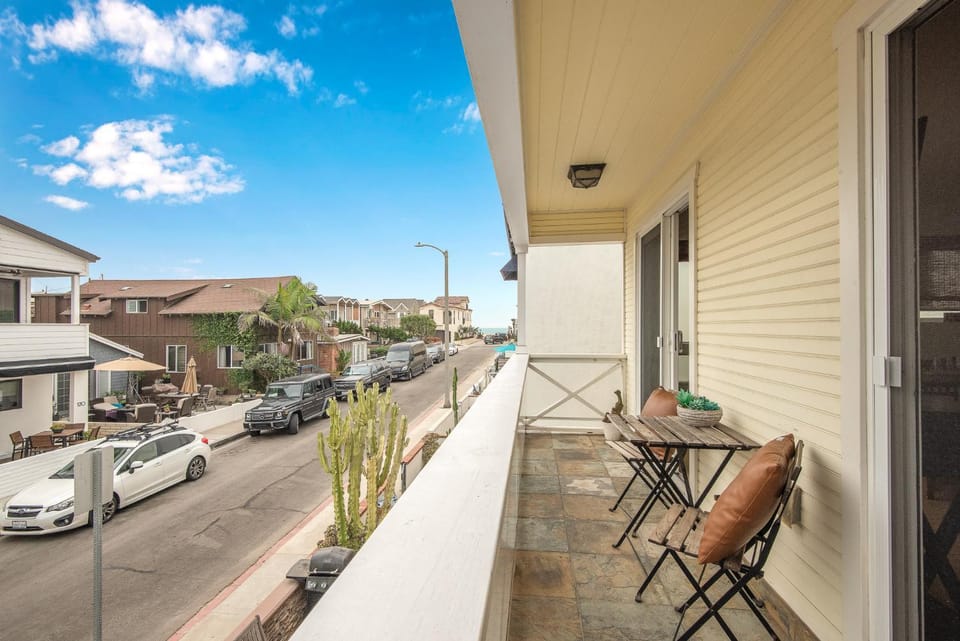 4 Bedroom Home with Rooftop & Peek-A-Boo Ocean View House in Balboa Peninsula