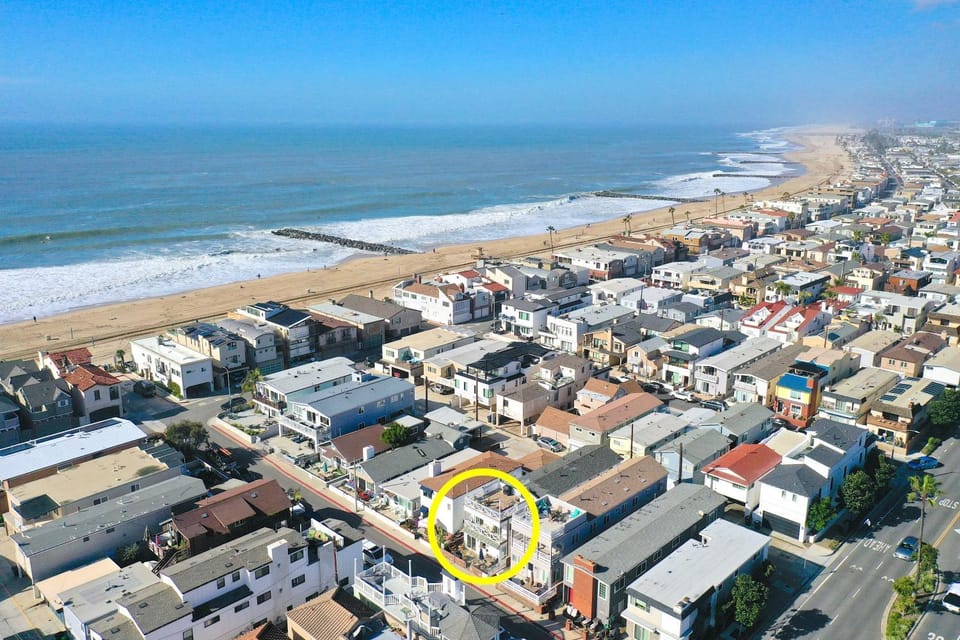 4 Bedroom Home with Rooftop & Peek-A-Boo Ocean View House in Balboa Peninsula
