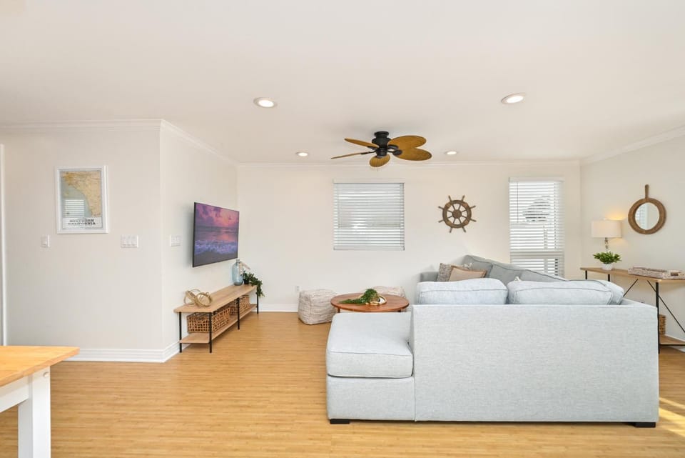 Freshly Renovated Beach House Steps to the Beach House in Balboa Peninsula