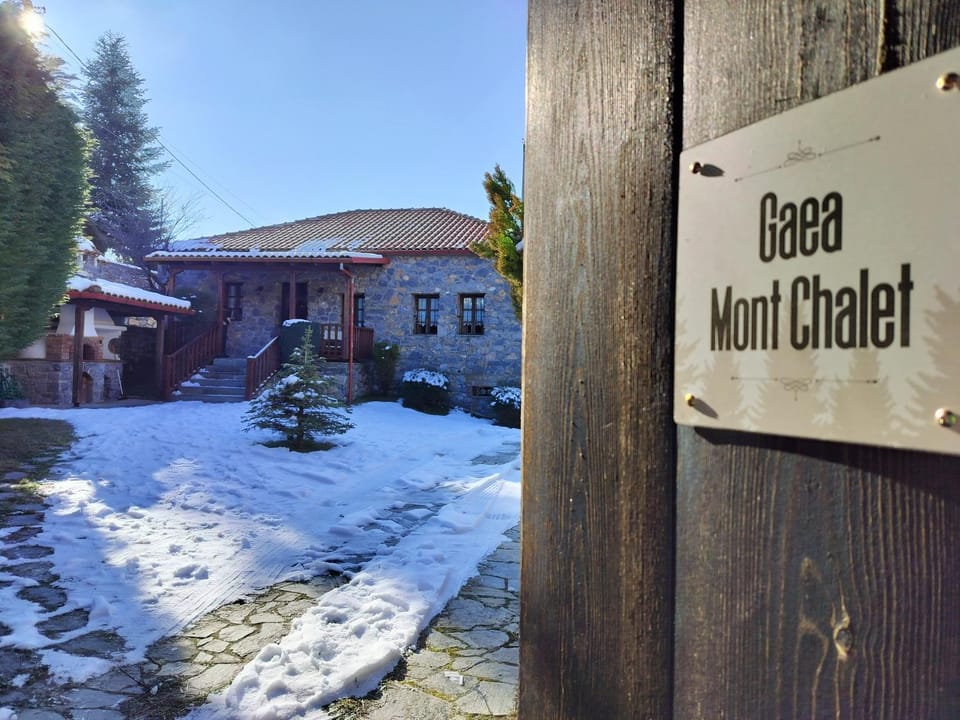 Property building, Facade/entrance, Property logo or sign, Winter, Balcony/Terrace, Inner courtyard view