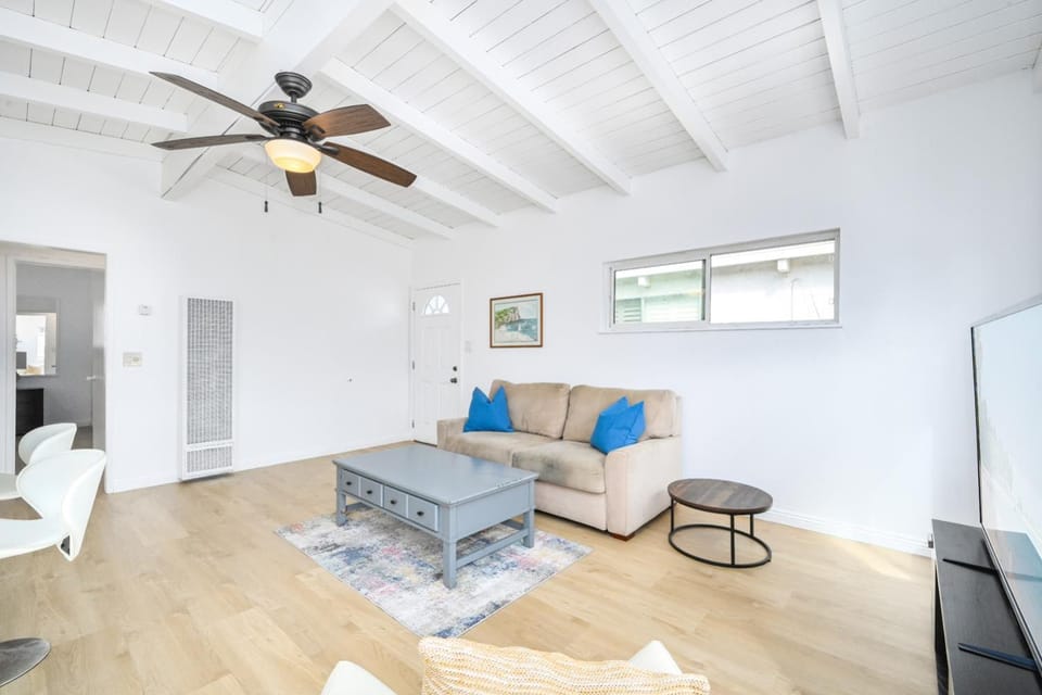 2 Bedroom Upstairs with Balcony Steps from the Sand House in Balboa Peninsula