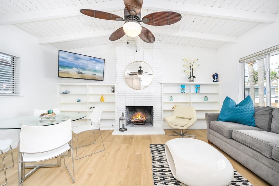 Renovated 3 Bedroom Home on 41st-1 min walk to Beach House in Balboa Peninsula