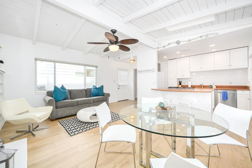 Renovated 3 Bedroom Home on 41st-1 min walk to Beach House in Balboa Peninsula