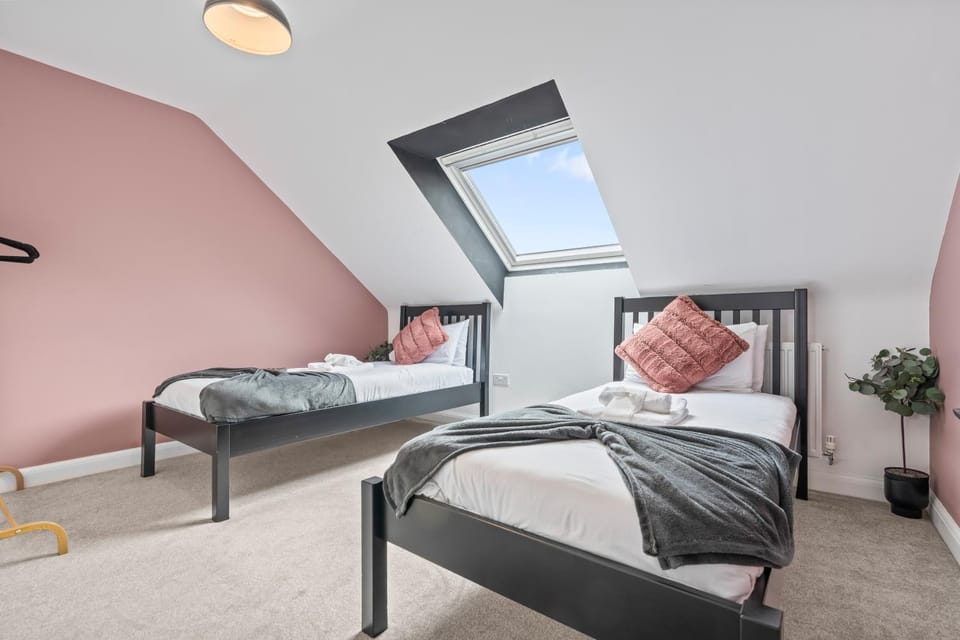 Lotus Haus - Wellington Homes - 4 BDR With Gated Parking House in Birmingham