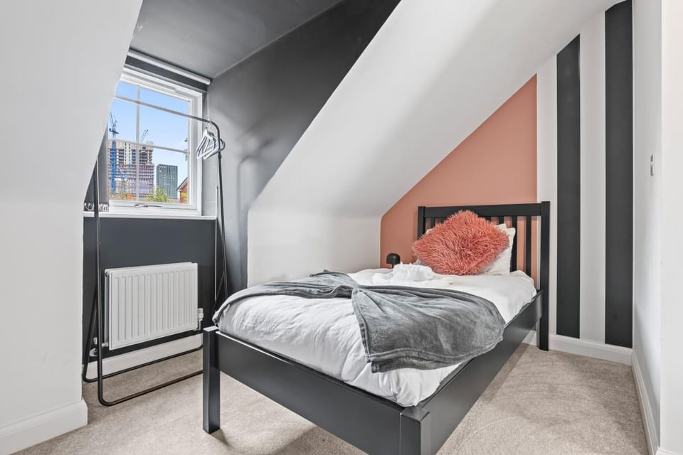 Lotus Haus - Wellington Homes - 4 BDR With Gated Parking House in Birmingham