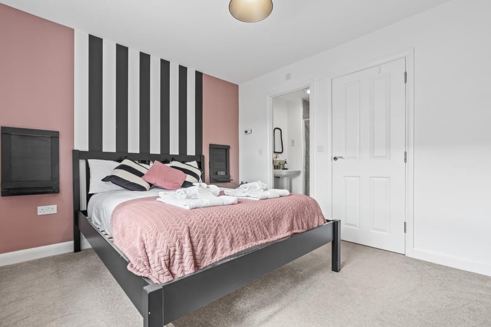 Lotus Haus - Wellington Homes - 4 BDR With Gated Parking House in Birmingham