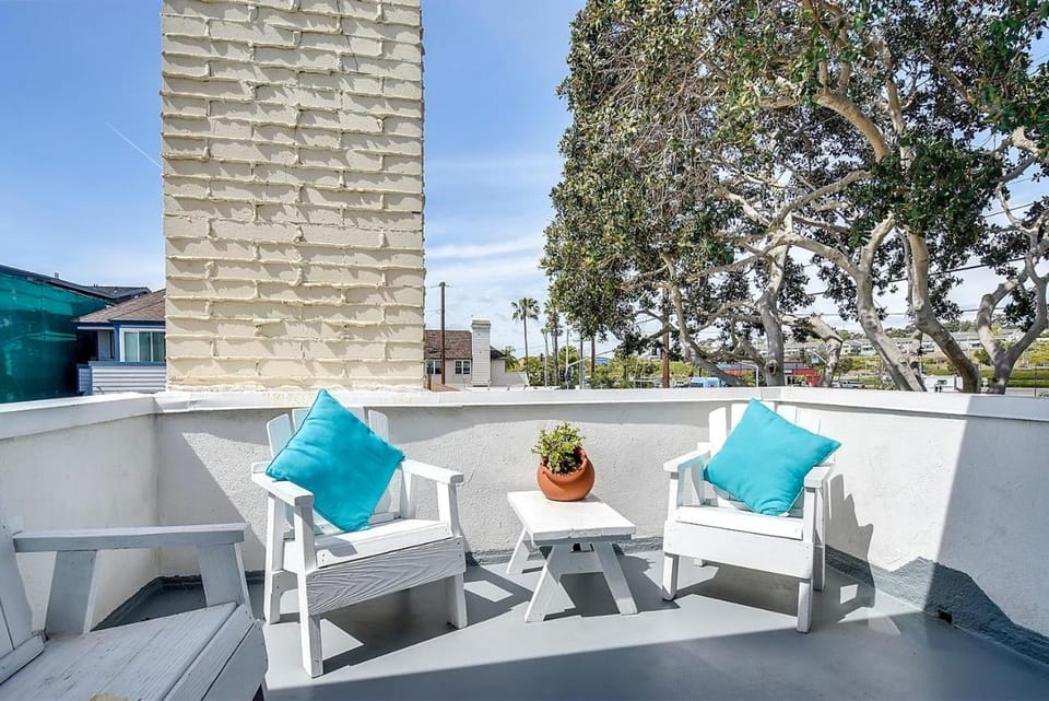 5 Bedroom 4 Bath Duplex with Parking on 46th St! House in Balboa Peninsula