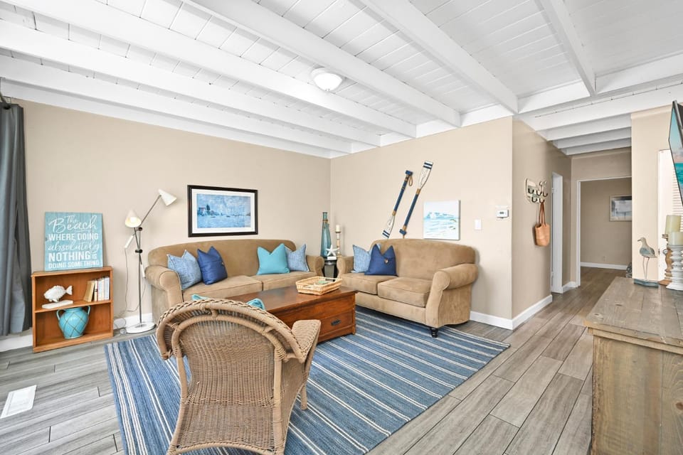 2 Bedroom Upstairs Apt 1 block from the beach! House in Balboa Peninsula