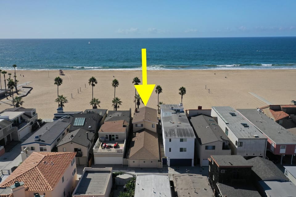 Multi Level Oceanfront Home With Oceanviews and Private Patio on the Boardwalk House in Balboa Peninsula