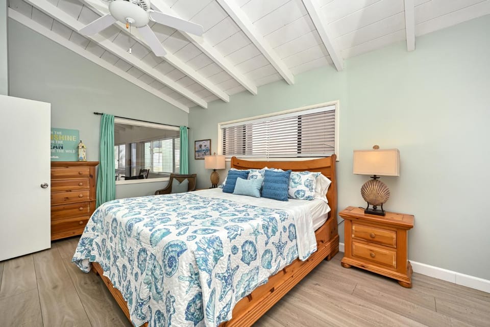 Multi Level Oceanfront Home With Oceanviews and Private Patio on the Boardwalk House in Balboa Peninsula