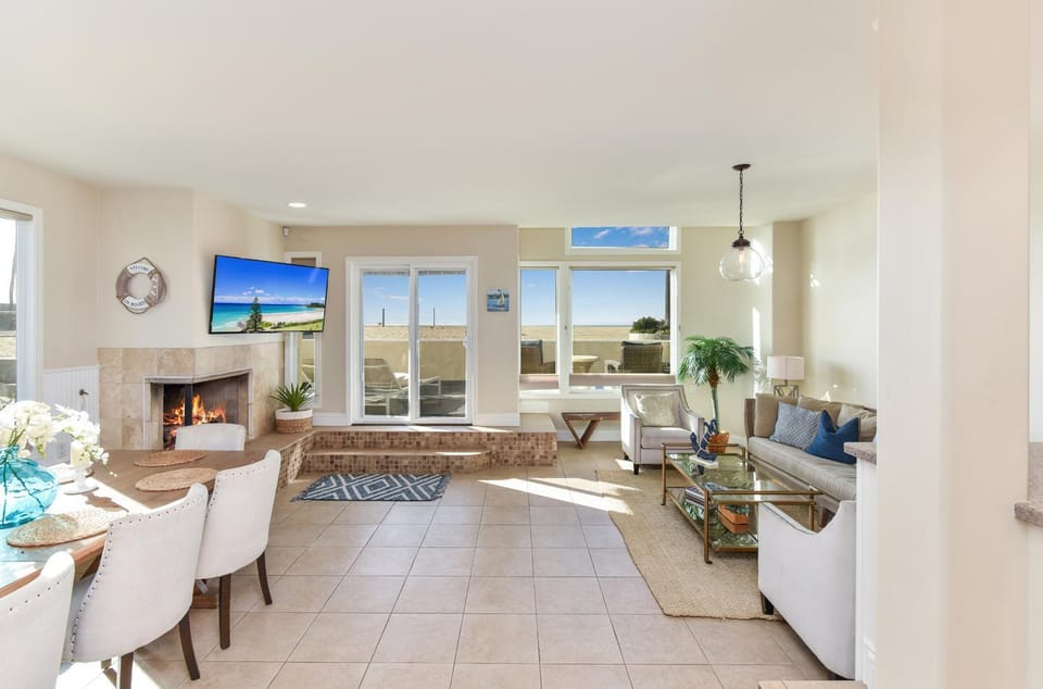 Multi Level Oceanfront Home With Oceanviews and Private Patio on the Sand House in Balboa Peninsula