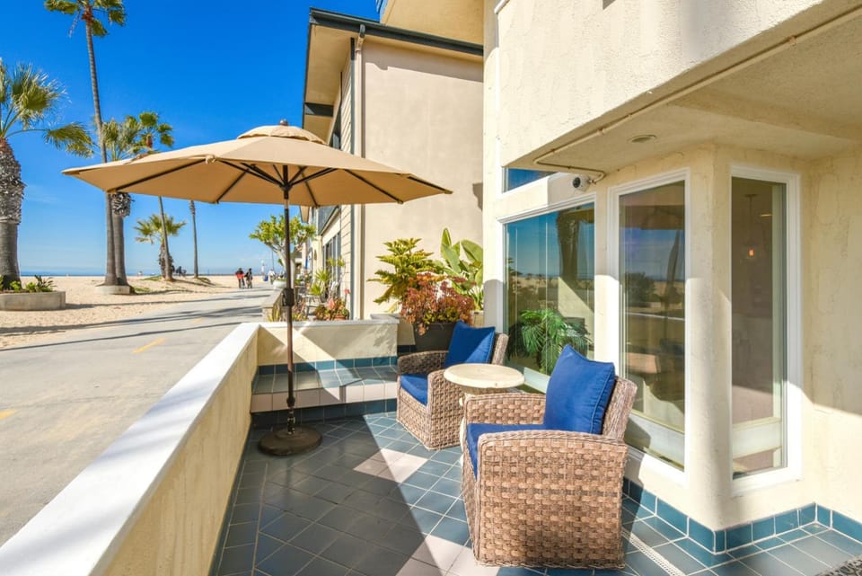 Multi Level Oceanfront Home With Oceanviews and Private Patio on the Sand House in Balboa Peninsula