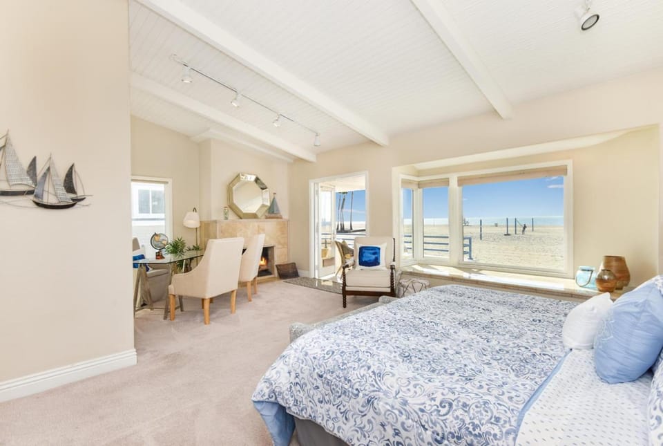 Multi Level Oceanfront Home With Oceanviews and Private Patio on the Sand House in Balboa Peninsula