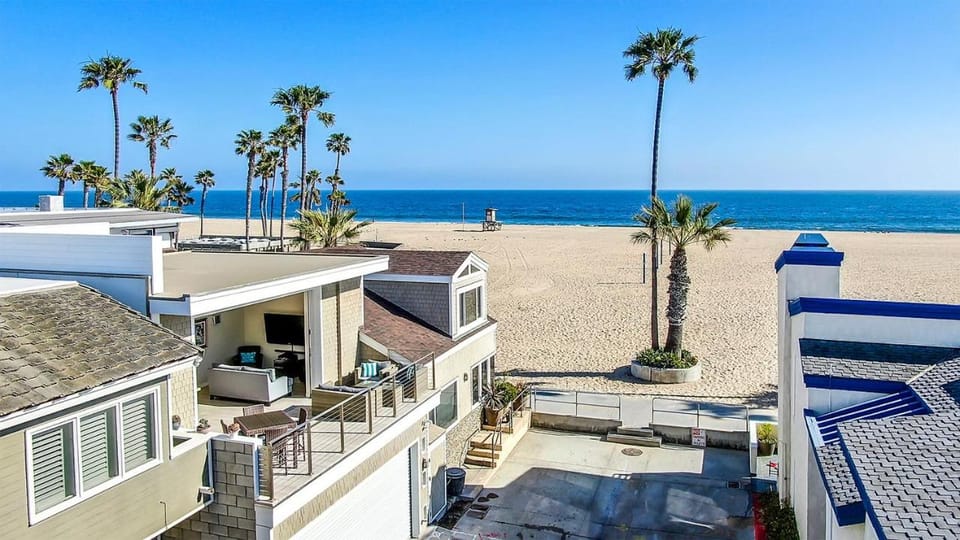 New Renovated Beach Home with Ocean Views House in Balboa Peninsula