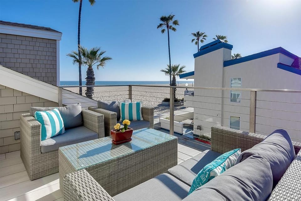 New Renovated Beach Home with Ocean Views House in Balboa Peninsula