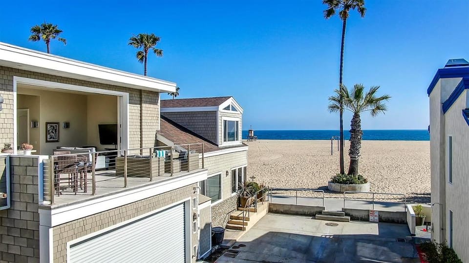 New Renovated Beach Home with Ocean Views House in Balboa Peninsula