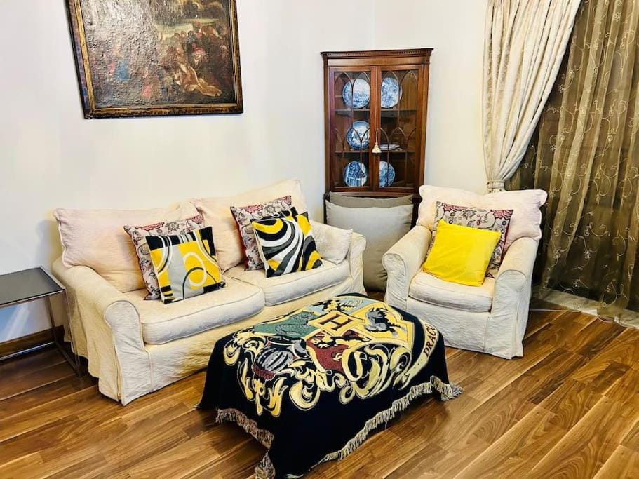 Living room, Seating area
