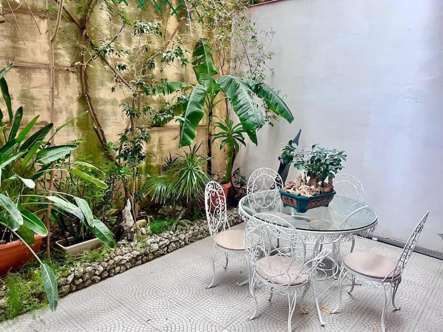 XL Massive Art-Filled Home in Central Area, WALK to Sliema, St Julian's Apartment in Malta