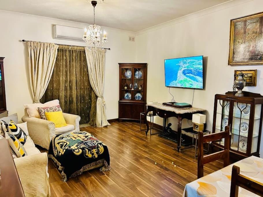 XL Massive Art-Filled Home in Central Area, WALK to Sliema, St Julian's Apartment in Malta