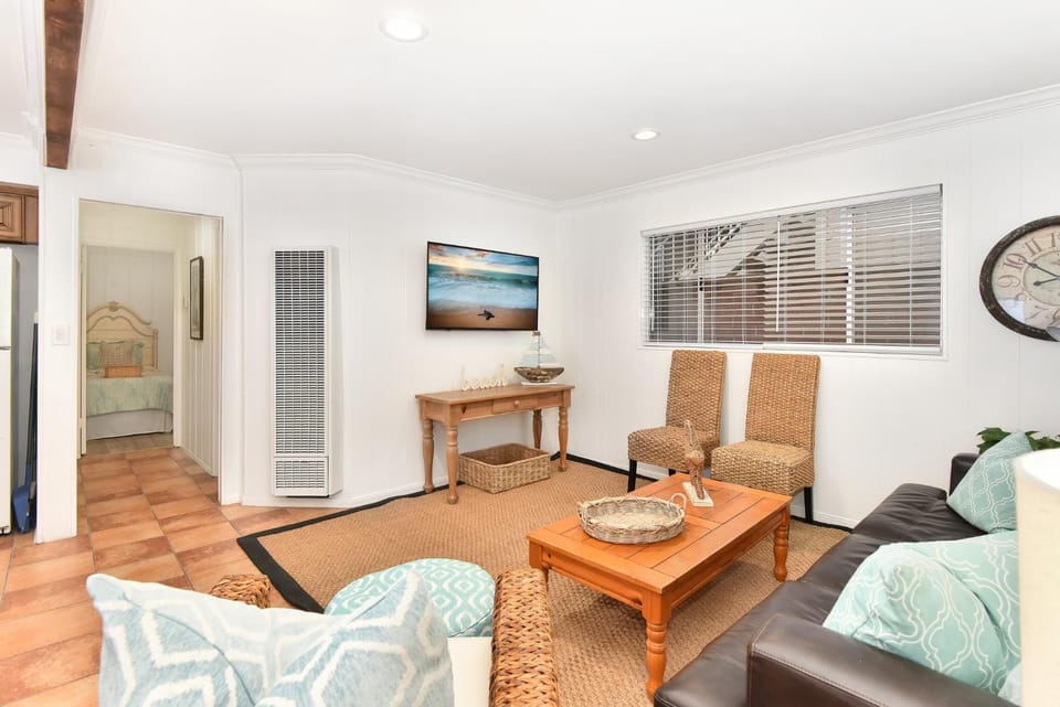2 Bedroom BACK Apt at OCEANFRONT HOME on 15th St House in Balboa Peninsula