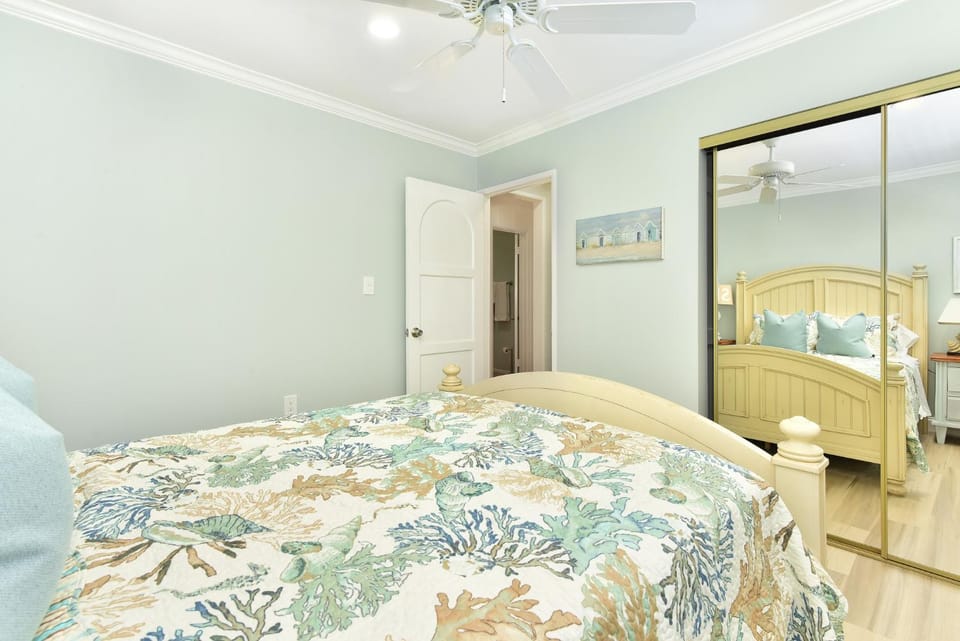 2 Bedroom BACK Apt at OCEANFRONT HOME on 15th St House in Balboa Peninsula