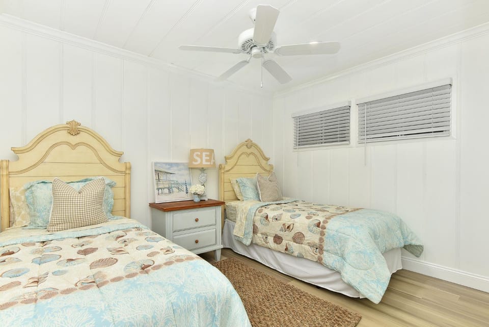 2 Bedroom BACK Apt at OCEANFRONT HOME on 15th St House in Balboa Peninsula
