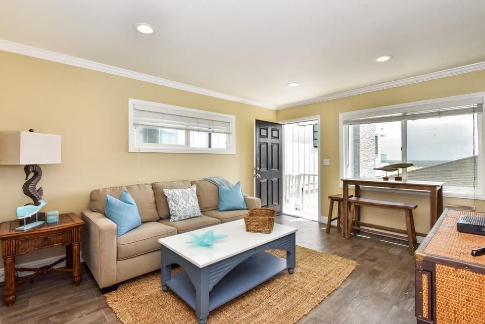 TWO BEACHFRONT BUNGALOWS ON THE SAND IN Newport Beach House in Balboa Peninsula