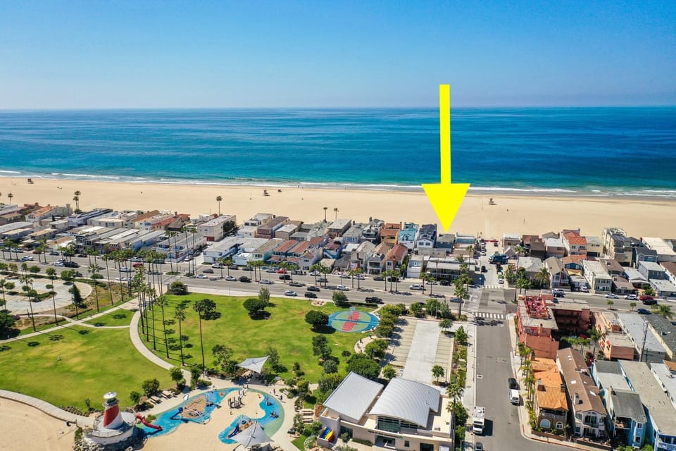 Oceanfront Back Home with View of the Sea House in Balboa Peninsula