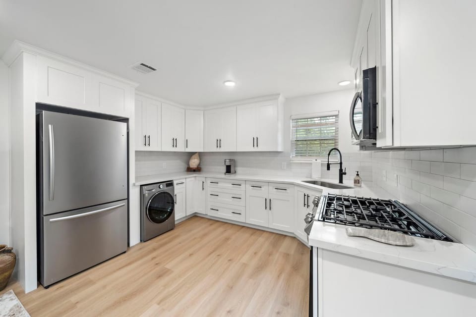 Kitchen or kitchenette, washing machine