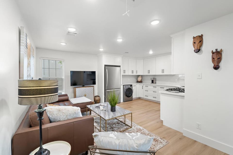 Kitchen or kitchenette, Living room