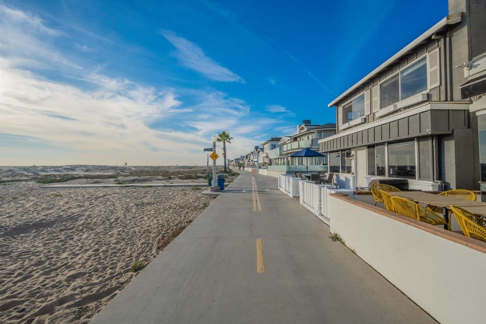 Charming 2 Story and 4 Bedroom Home on the Boardwalk House in Balboa Peninsula